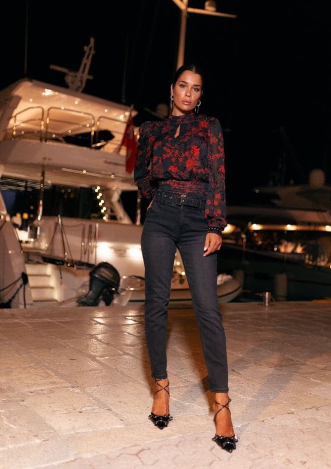 modelka w jeansach i koszuli w kwiaty