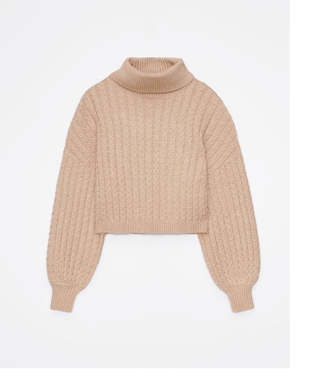 beżowy sweter z ozdobnym splotem
