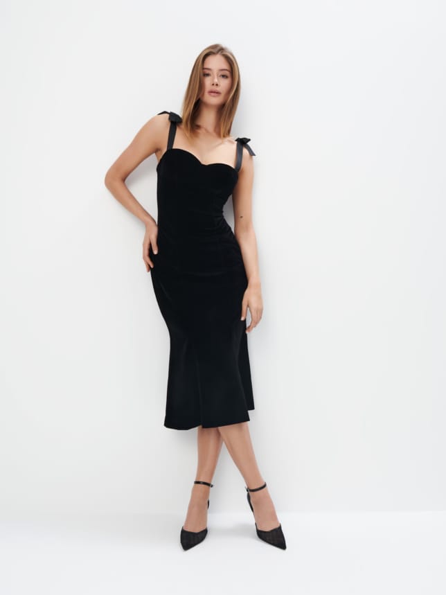 Rochie neagră plină de farmec cu bretele