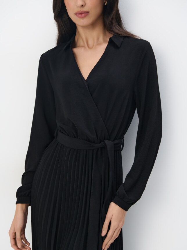 Rochie midi cu decolteu plic glamour în negru