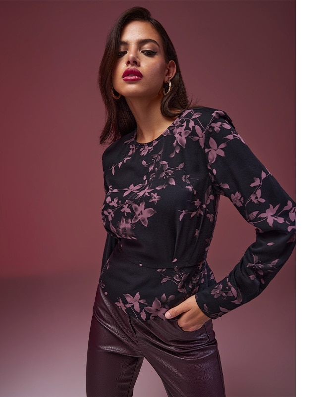 model într-o bluză florală
