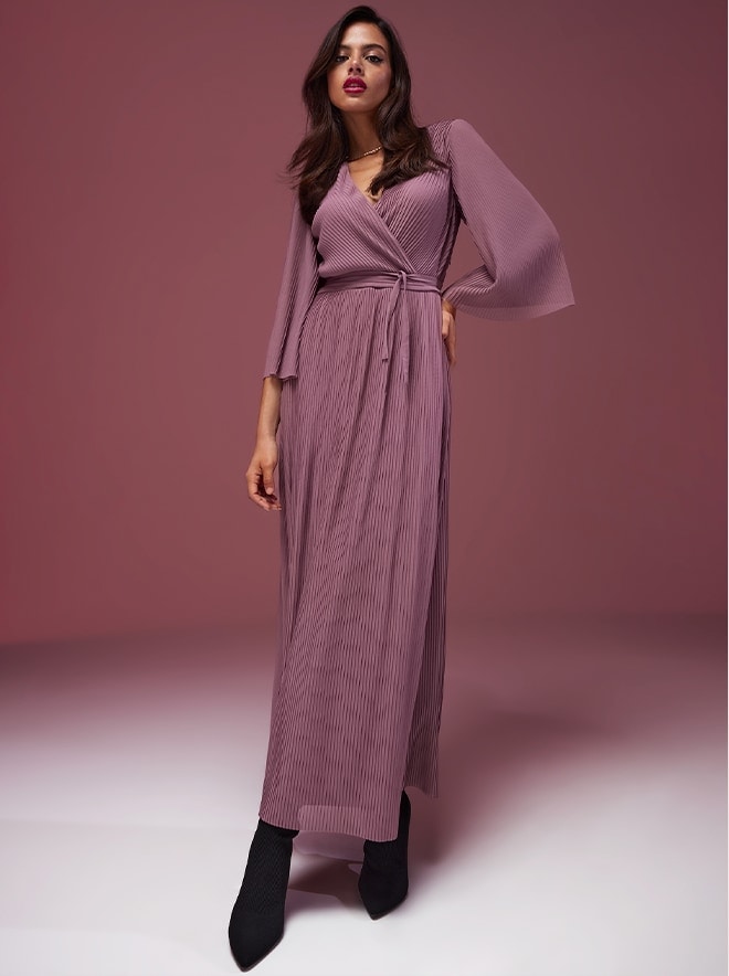 O rochie maxi într-o culoare la modă este must-have-ul tău pentru toamnă