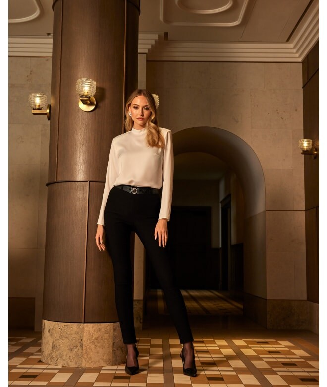 stil elegant pentru toamnă - bluză deschisă și pantaloni de culoare închisă