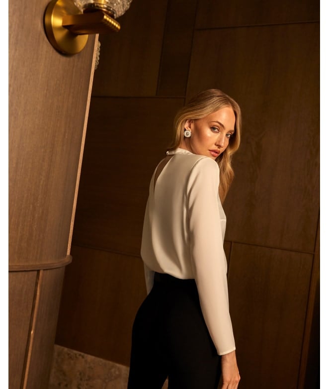 stil elegant - bluză deschisă și pantaloni de culoare închisă