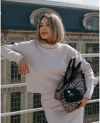 model Sandra Bendre într-un guler bej