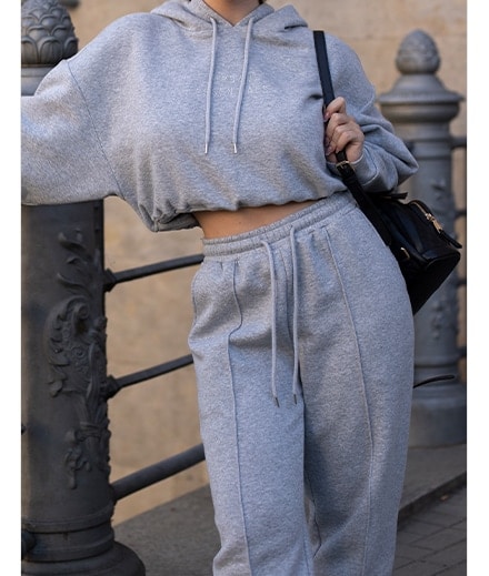 aspect urban - pantaloni de trening gri și un hanorac