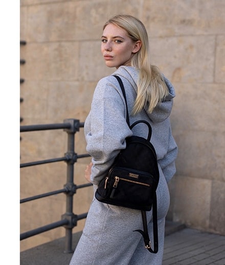 influencer într-un look de trening gri - chintesența streetwear chic-ului