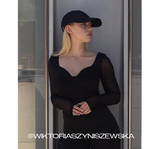 influencer într-un total look negru