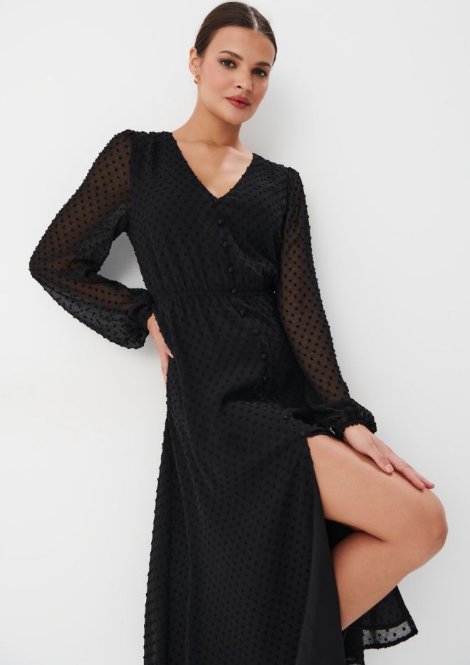 o rochie midi neagră este un must-have pentru toamna anului 2023