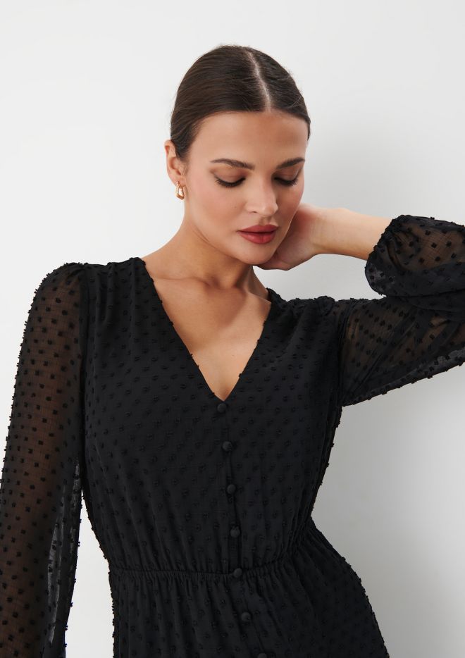 model într-o rochie neagră cu modele