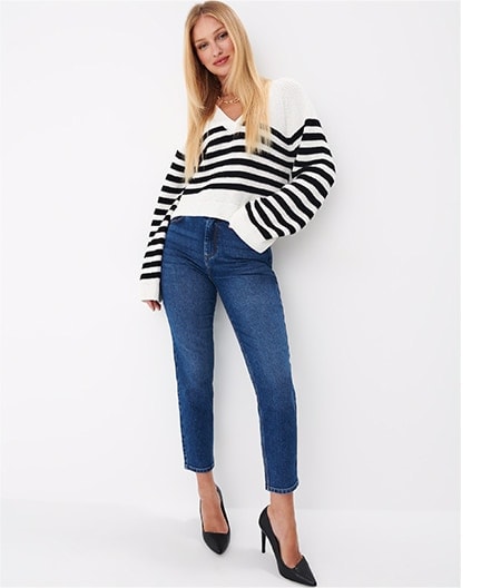 model în blugi de tip mom slim