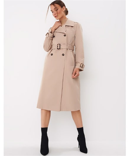 model în trench bej