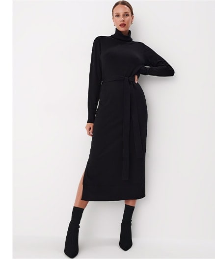 model în rochie midi neagră tricotată
