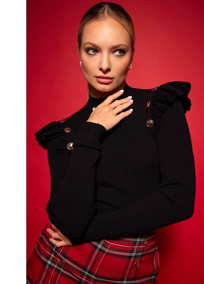 model într-un pulover cu volane