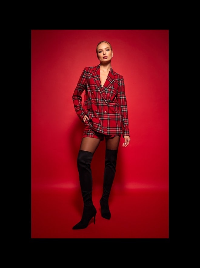model într-un set cu jachetă în carouri și pantaloni scurți