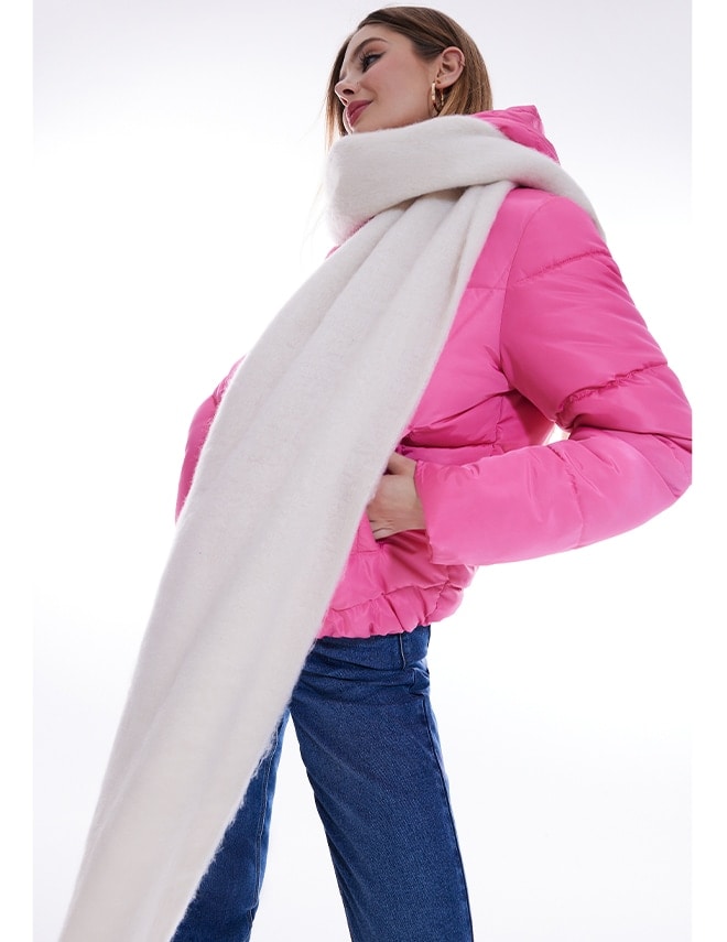 model cu eșarfă crem
