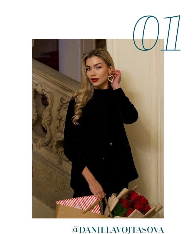 influencer într-un total look negru