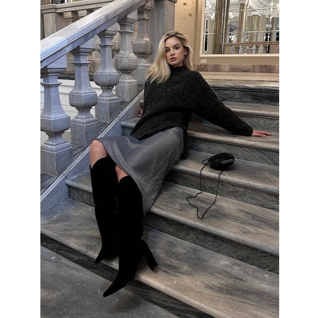 influencerka w modnym kobiecym looku - satynowa spódnica midi i sweter