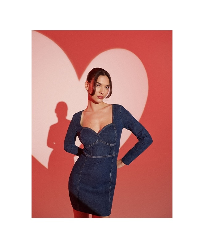 modelka w jeansowej sukience mini