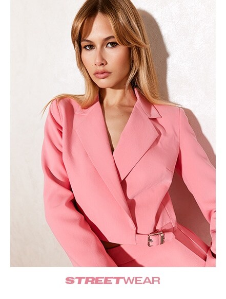 model într-o jachetă roz scurtă
