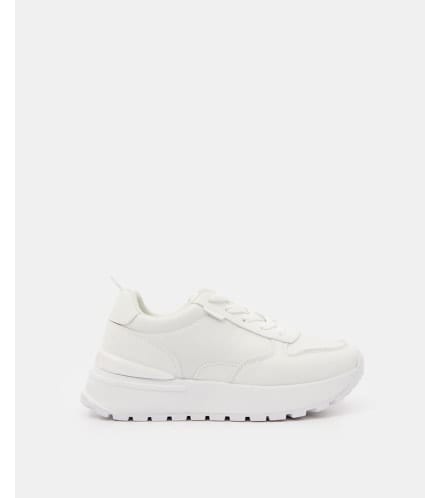 białe sneakersy