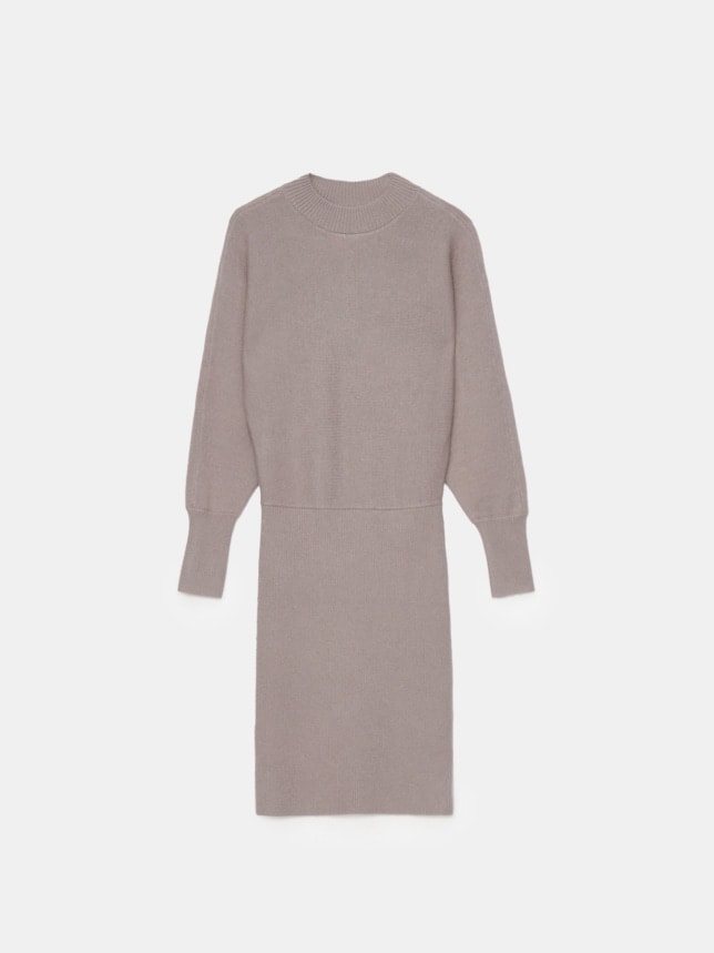 Rochie pulover cu croiala mulata si lungime mini. Are guler ridicat și mâneci lungi.