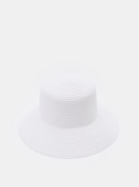 Słomkowy kapelusz typu bucket hat w białym kolorze.