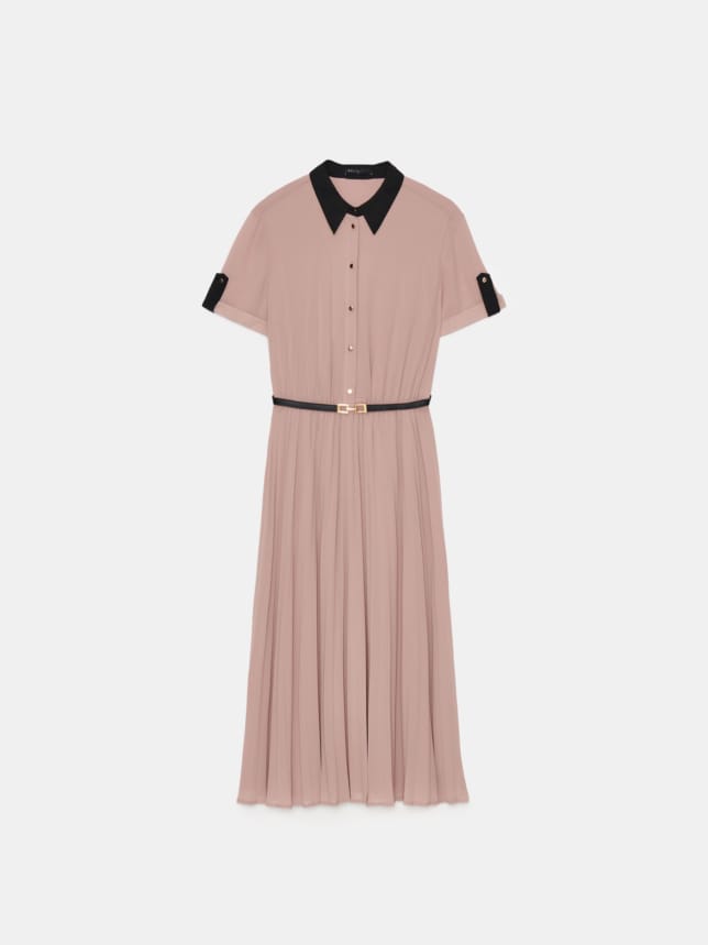 Rochie cămașă roz, în linie A, lungime midi. Are maneci scurte si curea decorativa.