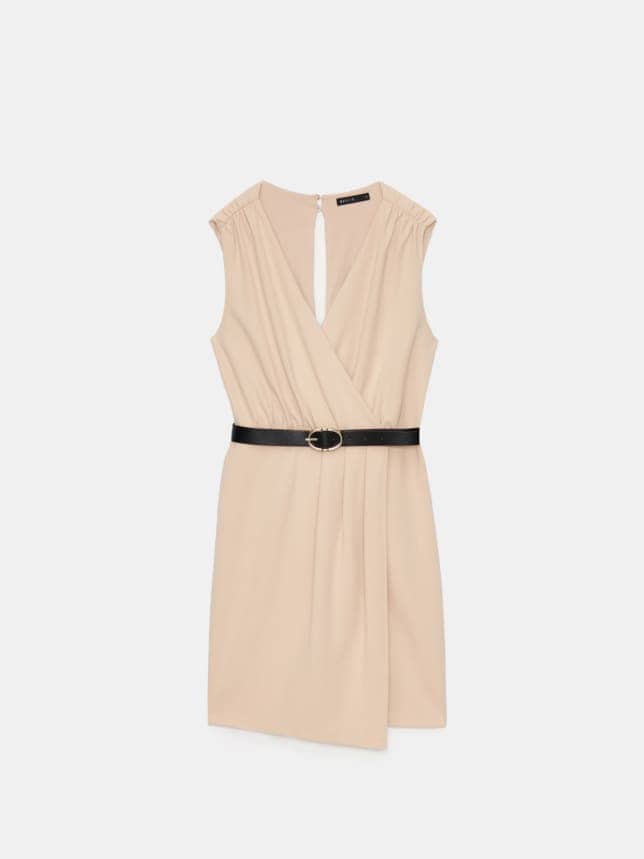 Rochie mini fără mâneci. Are decolteu plic și curea inclusă.