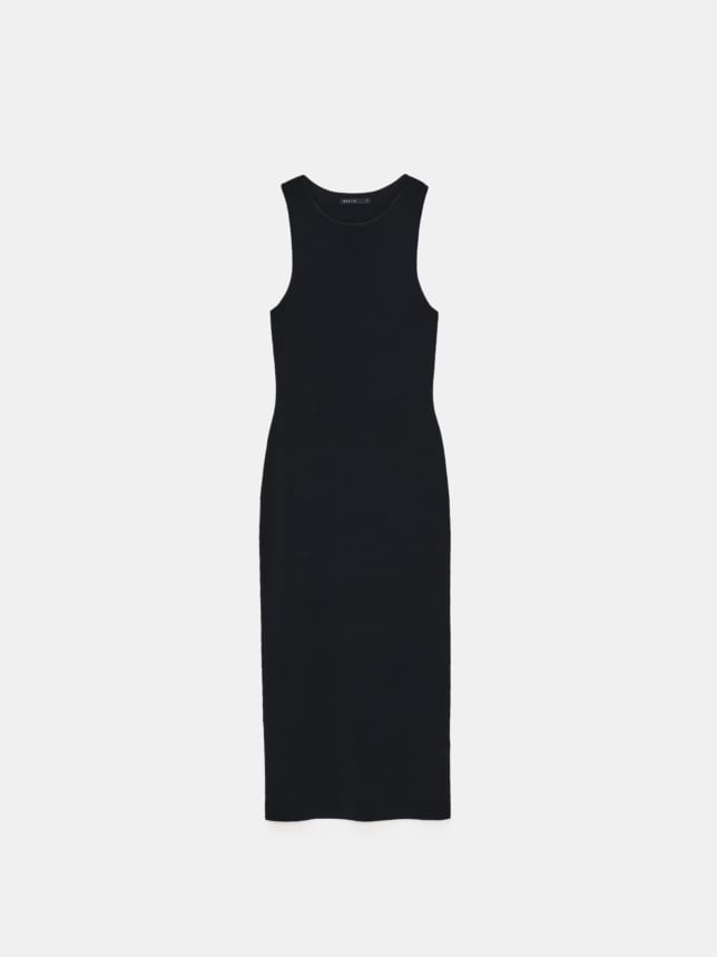 O rochie cu croială mulat și lungime midi, cu bretele largi. Fabricat din 75% vascoza.