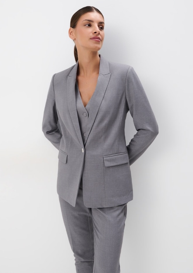 Szara marynarka - elegancki look w stylu basic