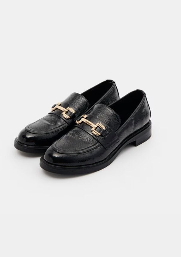 czarne loafersy dopełniają eleganckie stylizacje z białą koszulą