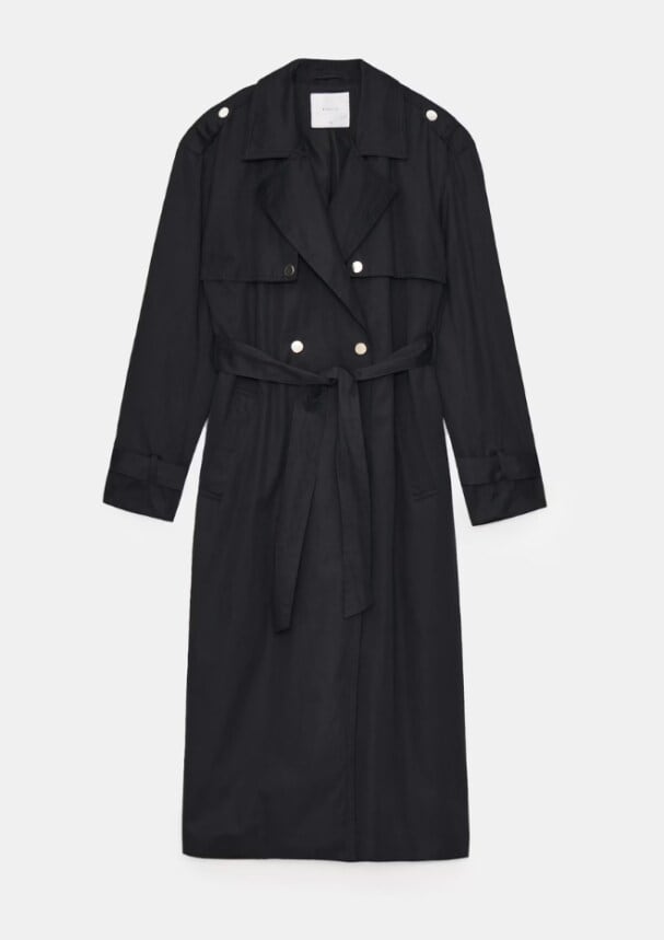 un trenci negru este un must-have pentru toamna si iarna