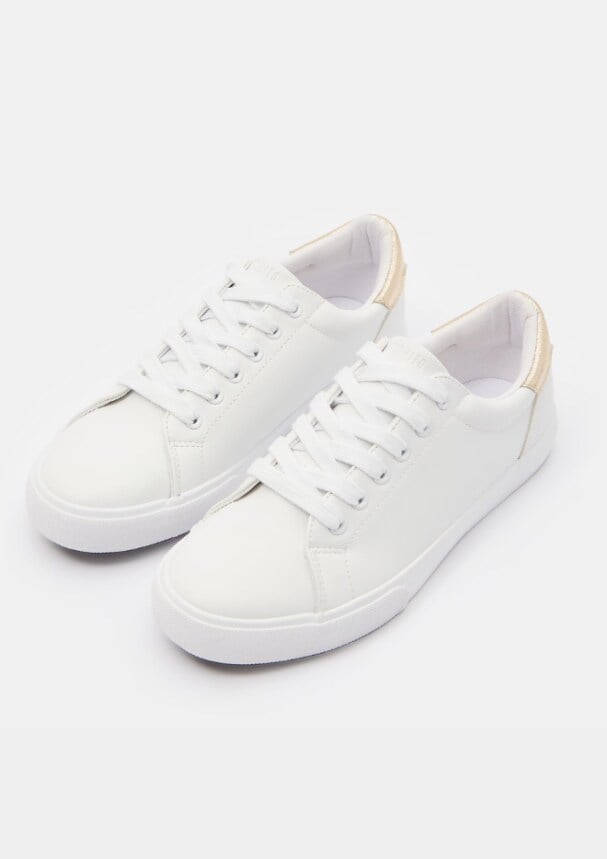 buty sportowe typu sneakersy w białym kolorze, które możesz nosić do casualowych stylizacji