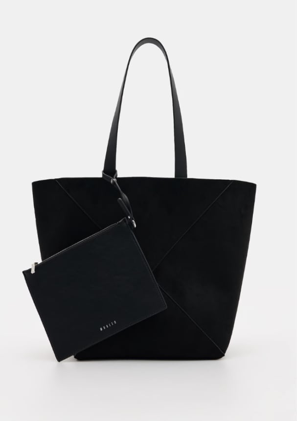 Czarna torebka typu shopper z dodatkową kosmetyczką dopełnia stylizacje z białą koszulą i nie tylko