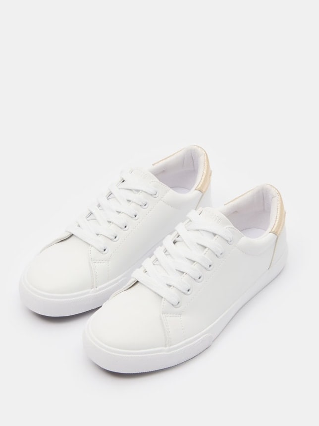 Białe sneakersy z detalami w kolorze złotym.