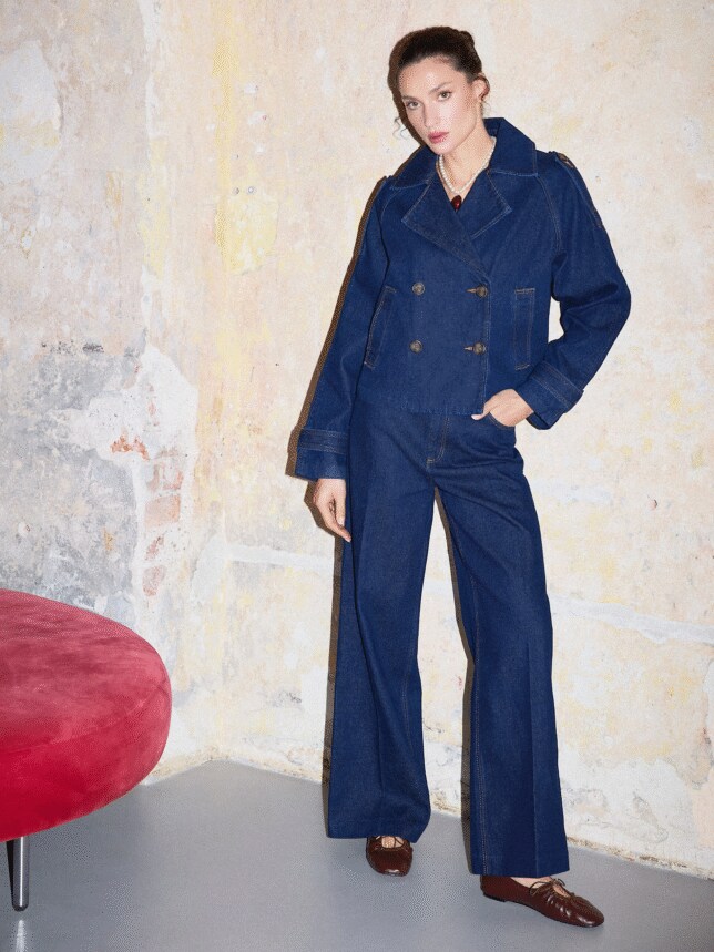 Un look elegant total denim pentru Ziua Îndrăgostiților: un sacou denim bleumarin închis și pantaloni cu croi larg.