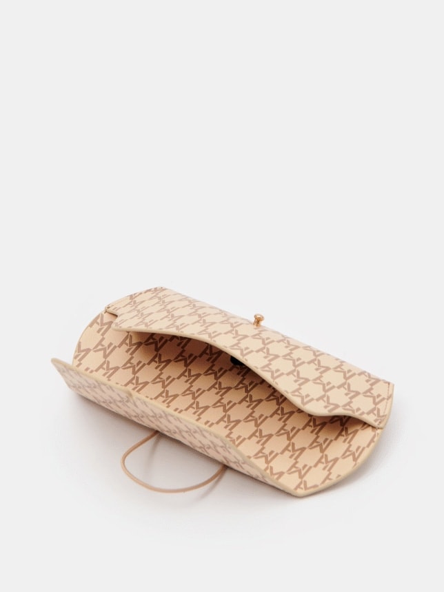 Etui na okulary ze wzorem w monogram.