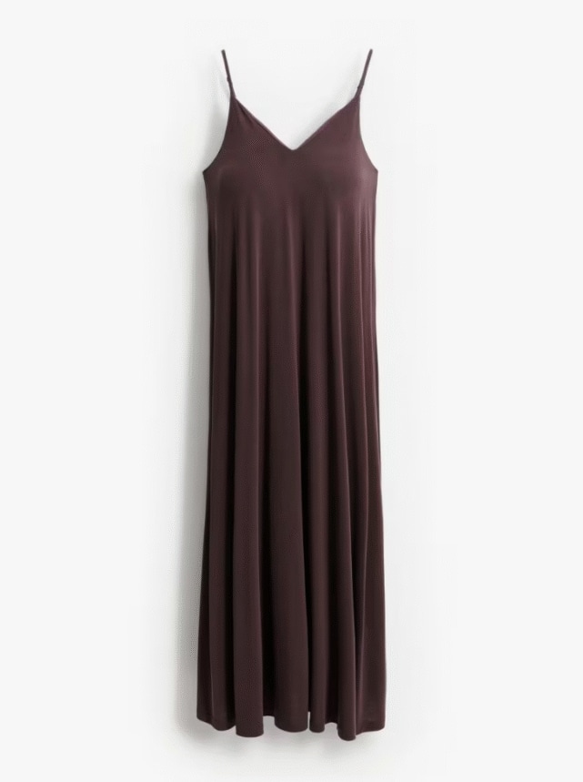 O rochie maxi, lejeră, cu bretele.