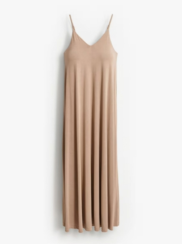 O rochie maxi, lejeră, cu bretele.