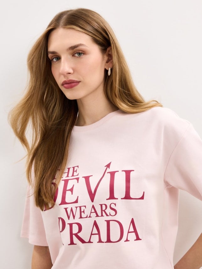Różowy t-shirt na modelce