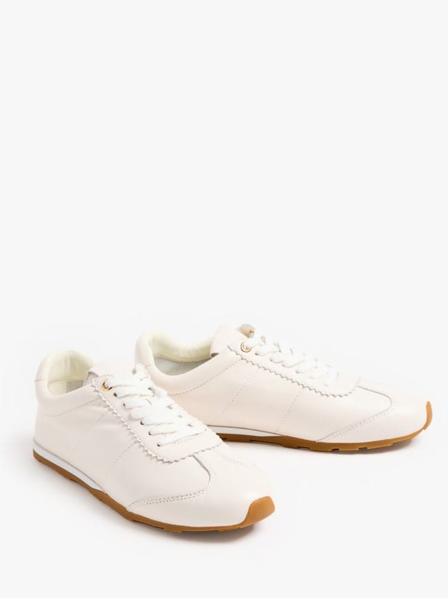 Buty typu sneakersy, wykonane ze skóry.