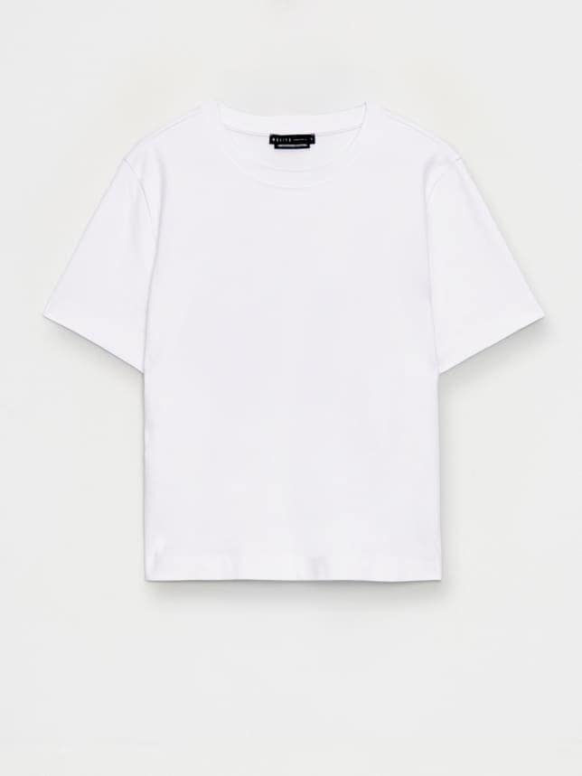 T-shirt z okrągłym dekoltem i krótkimi rękawami. Uszyty z grubej, przyjemnej w dotyku bawełny.