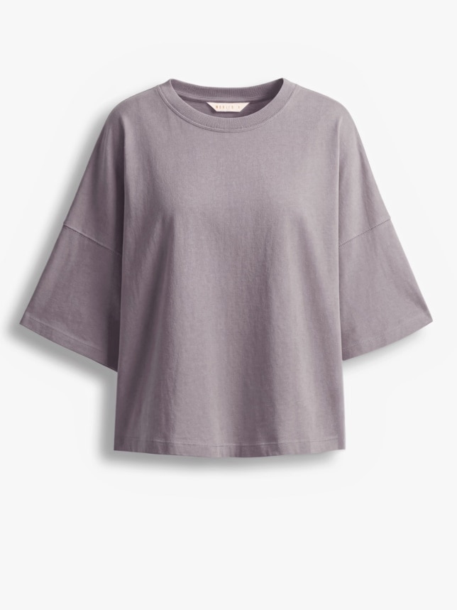Szary T-shirt damski idealny do czerwonych akcesoriów i ubrań.
