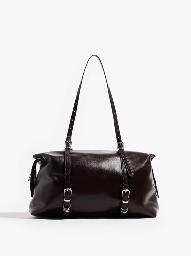 Ciemnobrązowa lakierowana torebka damska z ozdobnymi klamrami w stylu vintage, model z możliwością zmiany wysokości.