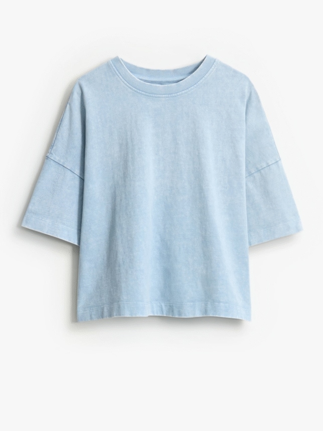 T-shirt o kroju oversize z krótkimi rękawami i okrągłym dekoltem. Kolekcja limitowana Marsala × MOHITO dostępna online i w wybranych salonach.
krój oversize
okrągły dekolt
krótkie rękawy
100% bawełna