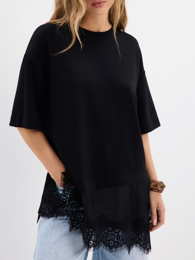 T-shirt o kroju oversize z krótkimi rękawami i ozdobną koronką.
krój oversize
okrąły dekolt
krótkie rękawy
ozdobna koronka