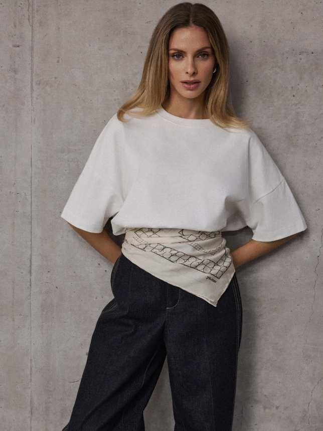 T-shirt o kroju oversize z okrągłym dekoltem i krótkim rękawem. Kolekcja limitowana Marsala × MOHITO dostępna online i w wybranych salonach.