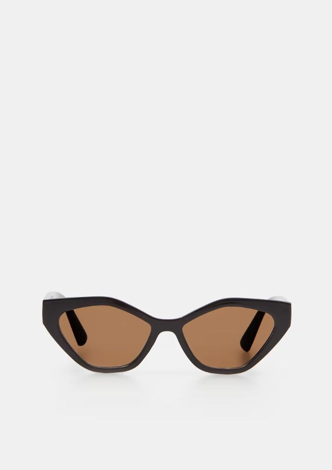 okulary przeciwsłoneczne typu cat eye w czarnej oprawie