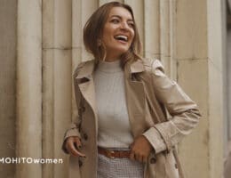 bezowy outfit w stylizacji z jasnym golfem